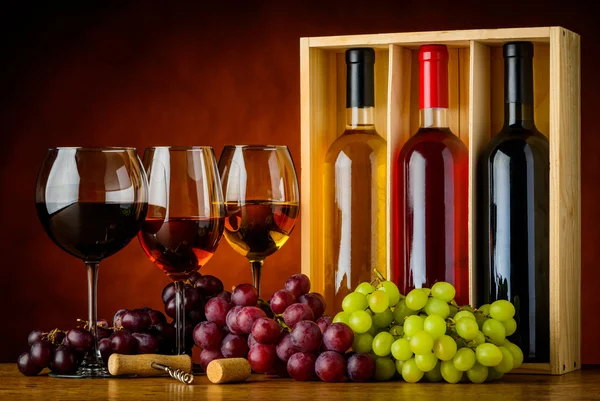 Rood, Rose en witte wijn glas en fles — Stockfoto