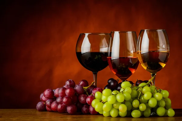 赤、白、ローズ ワイングラスのコピー スペース — ストック写真