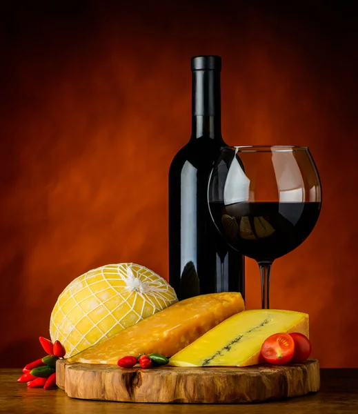 Queijo e vinho tinto — Fotografia de Stock