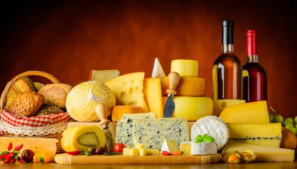 チーズ、ワイン、パン — ストック写真