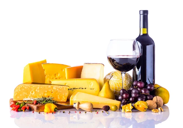 チーズと白い背景の上のワイン — ストック写真