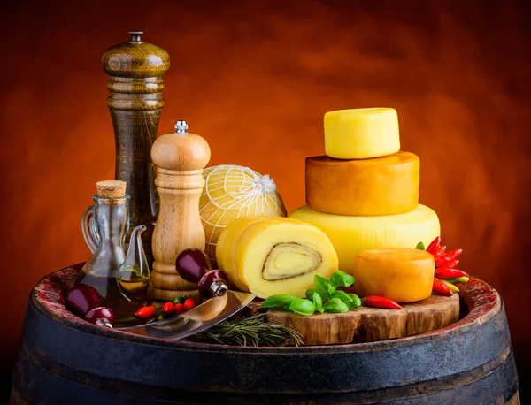 Сыр и приправы — стоковое фото