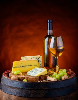 Beyaz şarap ve Gorgonzola mavi peynir