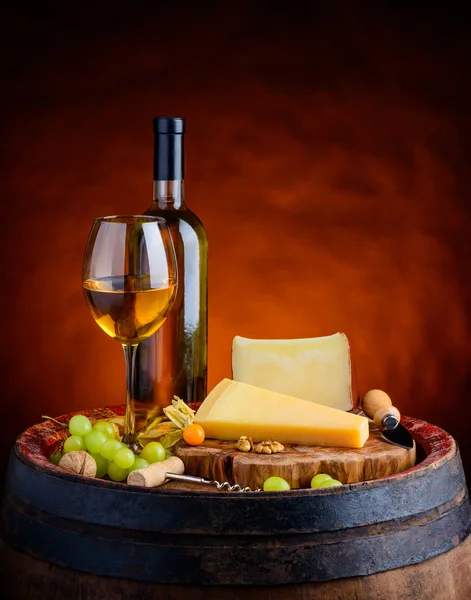 Parmesan, Gouda och vitt vin — Stockfoto