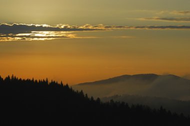 Dağların üzerinden gün batımı