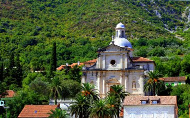 Boka Kotor, Karadağ, kasaba dağlarda.