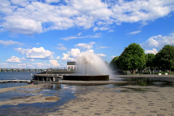 Fountain against the backdrop of beautiful clouds,  Dnepropetrovsk,  Ukraine. — Stock Photo, Image