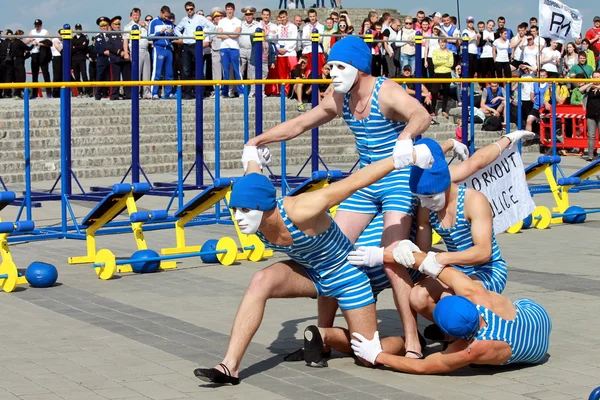 Rua vorkaut, aparência de modelo de grupo de desportistas em máscaras em Dnepropetrovsk . — Fotografia de Stock