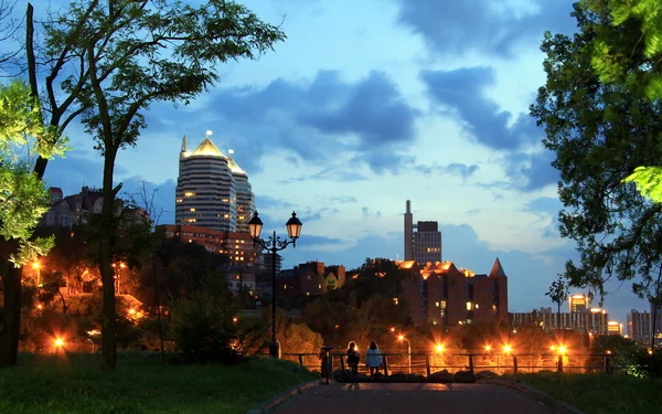 Dnepropetrovsk. Dnepr, Dnipro, Ucrania, en la noche. — Foto de Stock