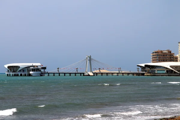 Albânia, Durres, ponte por cabo no mar . — Fotografia de Stock