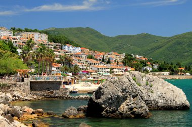 Herceg Novi, Karadağ. Dağlarda Güney, tatil kasabası görünümünü.