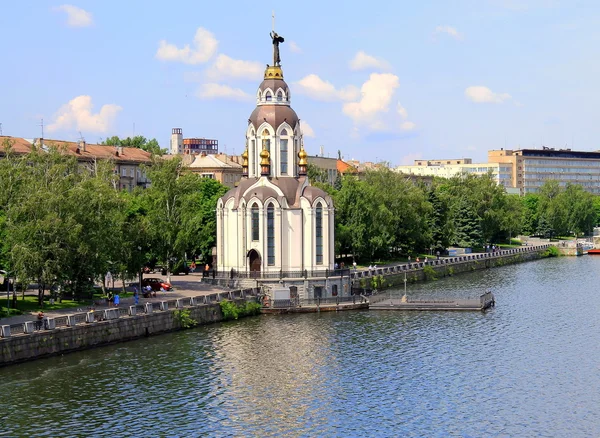 Aterro de Dnepropetrovsk (Dnepr, Dnipro), vista sobre a Igreja Ioana Hrestitelya. — Fotografia de Stock