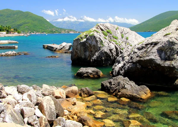 Playa con hermosas y pintorescas rocas en el mar y montañas en la distancia . — Foto de Stock