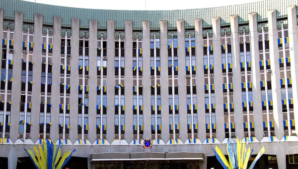 Rada miasta i administracji Dniepr (Dnipro, Dniepropietrowsk) ozdobione flagi narodowe Ukrainy. — Zdjęcie stockowe