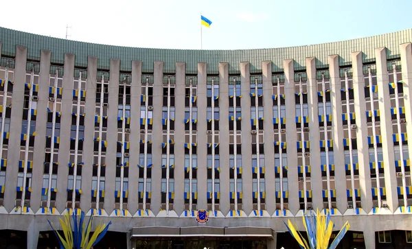 Conselho Municipal e Administração de Dnepr (Dnipro, Dnepropetrovsk) decorado com as bandeiras nacionais da Ucrânia . — Fotografia de Stock