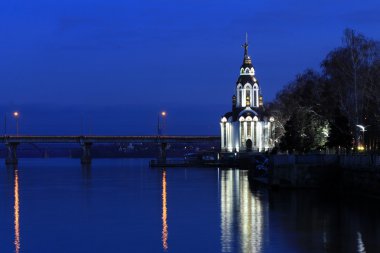 Sonbahar akşam saatlerinde aydınlatıcı ile güzel bir kilise. Kenti Dnepr, Dnepropetrovsk, Ukrayna.