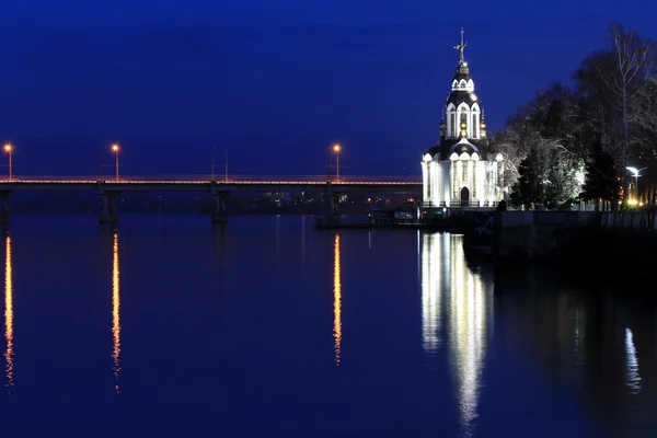 Bella chiesa con illuminante alla sera d'autunno. Vista della città Dnepr, Dnepropetrovsk, Ucraina . — Foto Stock