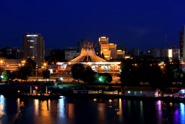 Zicht op de dijk van Dnipro uit de nieuwe brug 's nachts, lichten weerspiegeld in het water. — Stockfoto