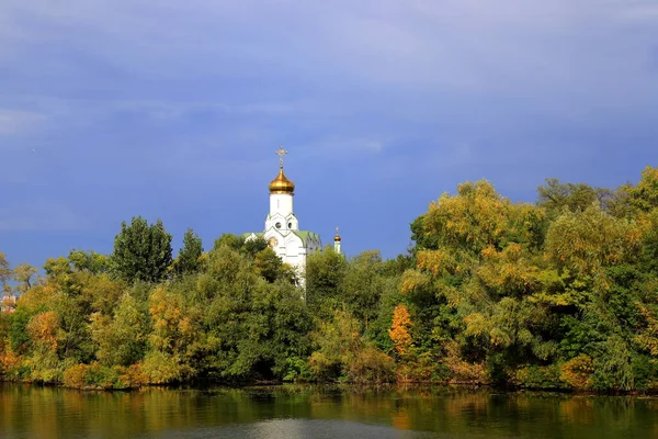 Красивый Осенний Пейзаж Днепре Христианская Церковь Острове Среди Желтых Деревьев — стоковое фото