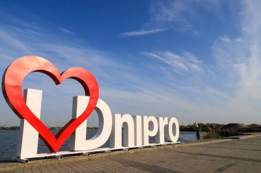 Dinyeper Nehri kıyısında, Dinyeper Nehri kıyısında, Dinyeper Nehri kıyısında, Dinyeper Nehri kıyısında, Dnepropetrovsk Ukrayna Kırmızısı kalbi ve beyaz işareti Dnipro on city Embankment, Dinyeper Nehri kıyısında, Dnepropetrovsk Ukrayna, 29 10 2020