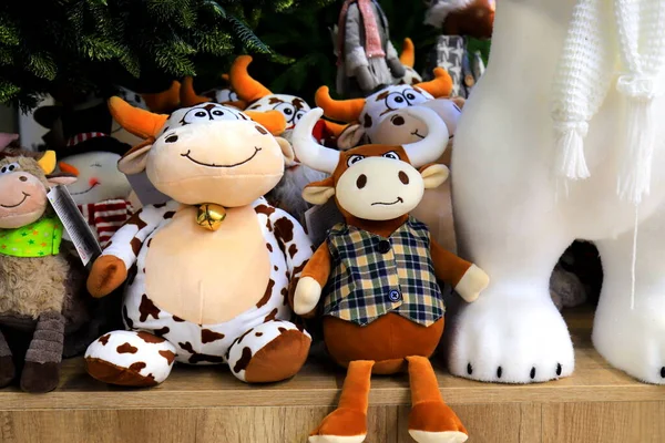 Різдвяні Іграшки Прикраси Магазині Смішні Корови Бики Символ Нового Року — стокове фото