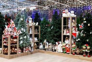 Güzel bir Noel ağacı, oyuncaklar, oyuncakçı dükkanındaki süslemeler. Komik Noel Baba, kardan adam, süpermarketteki bebekler. Noel 'in şenlikli kış festivali alışveriş merkezi indirimi. Dnipro, Ukrayna, 19 11 2020