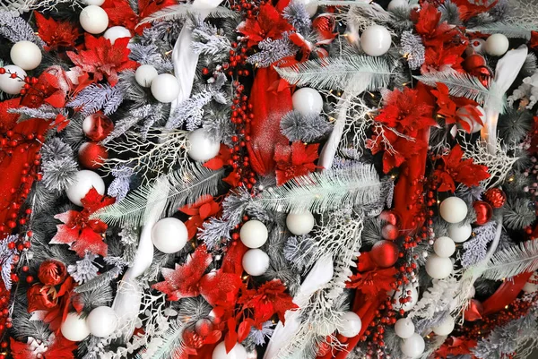 Надзвичайно Красиво Прикрашена Ялинка Червоними Гілками Квітами Кульками Гірляндами Новорічні — стокове фото