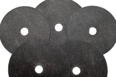 Aşındırıcı siyah tekerlek, öğütücü disk, beyaz arka planda izole. Aşındırıcı materyaller, diskler, araçlar yakın çekim