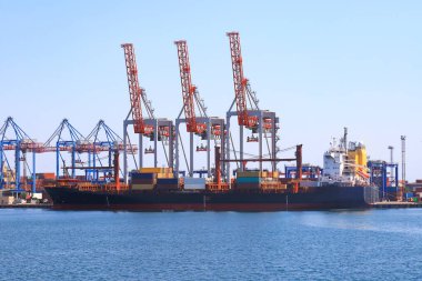 Deniz konteyneri gemisi Odessa limanındaki konteynır terminalinden yükleniyor. Gemiler, deniz limanına ışınlanın. Odesa şehri, Ukrayna