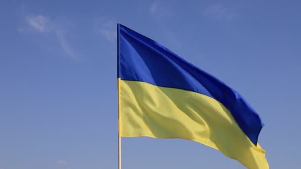 Blauen Himmel Weht Die Große Nationalflagge Der Ukraine Großes Gelb — Stockvideo