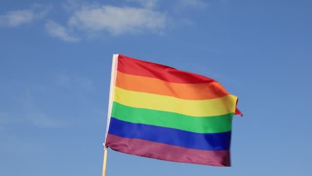 Ondeando Bandera Del Arco Iris Del Orgullo Gay Cielo Azul — Vídeos de Stock