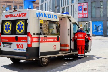 Ambulans arabası yolda. Bir ambulans, yoğun bakım ünitesi ve üniformalı bir doktor Coronavirus covid19 tedavisi için hastaya geldi. Dnipropetrovsk, Dnipro, Ukrayna, 2021-05-01