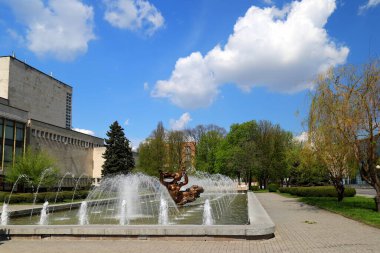 Şov çeşmesi Dnepropetrovsk, Dnipro, Ukrayna 'daki Opera Binası' nın yanında yer almaktadır.