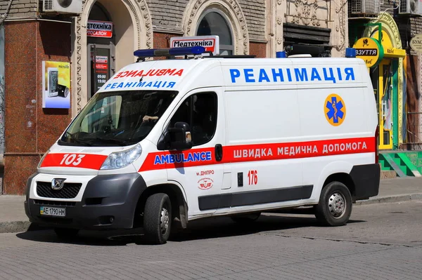 Ambulansbil Vägen Ambulans För Återupplivning Kom Till Patienten För Behandling — Stockfoto