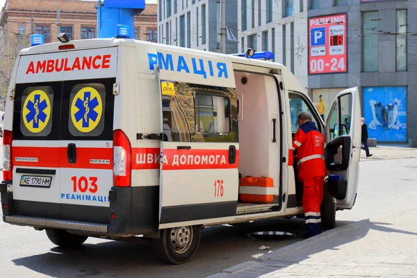 Carro Ambulância Estrada Uma Ambulância Unidade Terapia Intensiva Médico Uniforme — Fotografia de Stock