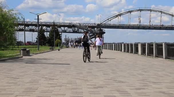 People Walk Ride Bicycles Electric Scooters Sidewalk Street Summer Spring — Stock Video