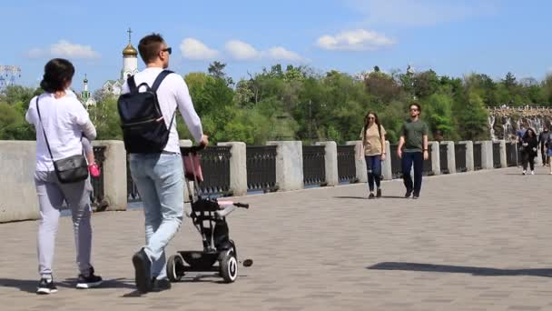 Emberek Egy Gyönyörű Utcán Sétálnak Egy Fiatal Család Sétál Egy — Stock videók