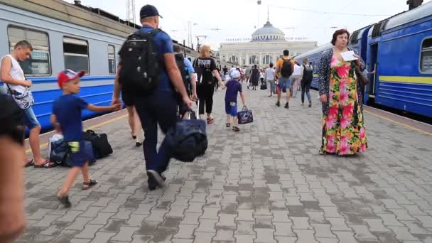 Egy Csapat Ember Sétált Peronon Táskákkal Bőröndökkel Odesszai Pályaudvaron Turisták — Stock videók