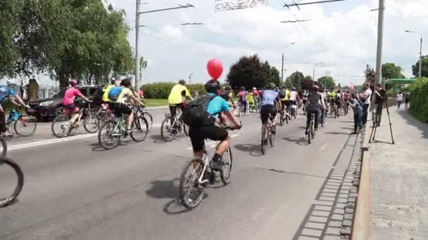 Los Ciclistas Montan Bicicletas Durante Festival Ciclismo Ciudad Dnipro Gente — Vídeos de Stock