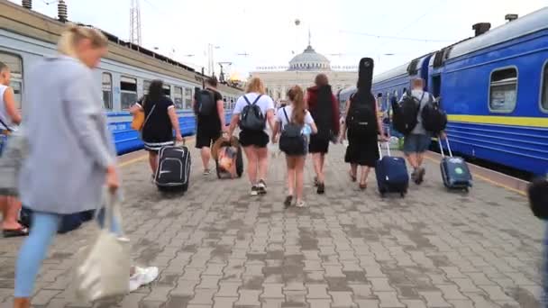 Grupo Personas Caminando Por Plataforma Con Bolsas Maletas Estación Tren — Vídeo de stock