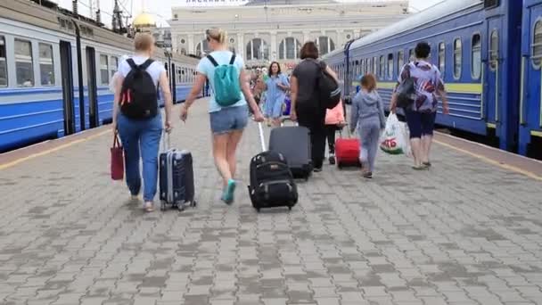 Grupo Personas Caminando Por Plataforma Con Bolsas Maletas Estación Tren — Vídeo de stock