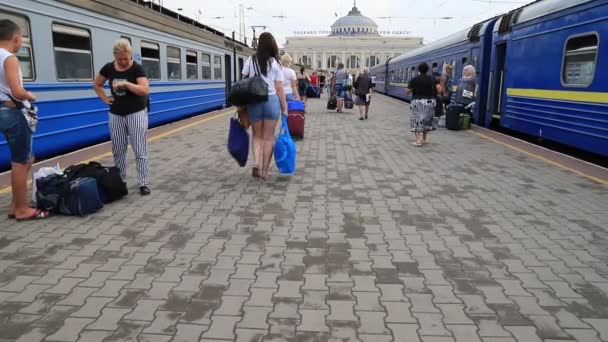Grupo Pessoas Caminhando Longo Plataforma Com Sacos Malas Estação Ferroviária — Vídeo de Stock