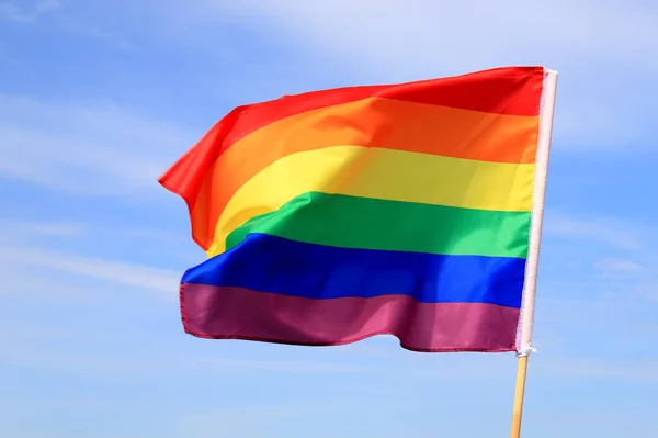 Ondeando Bandera Del Arco Iris Del Orgullo Gay Cielo Azul — Foto de Stock