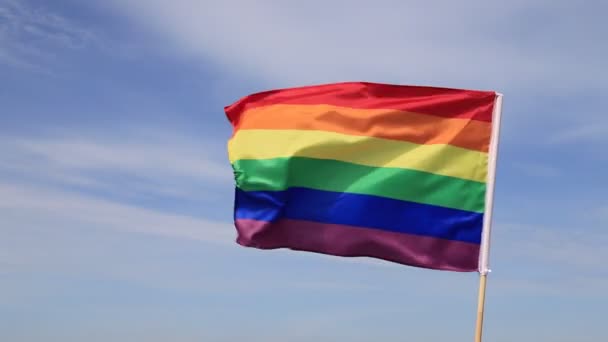 Fluturând Steagul Curcubeului Mândrie Gay Cerul Albastru Vară Steagul Luminos — Videoclip de stoc