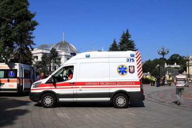 Ukrayna parlamentosu yakınlarındaki Verkhovna Rada mitinginde bir ambulans arabası görev yapıyor. Ambulans covid-19 coronavirüs tedavisinde yardım sağlıyor. Kyiv, Ukrayna, 2021-06-15