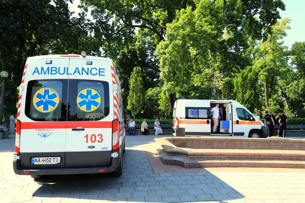 Carro Ambulância Está Serviço Comício Perto Parlamento Ucraniano Verkhovna Rada — Fotografia de Stock