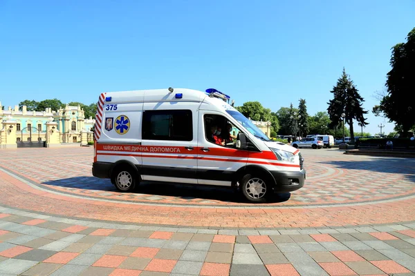 Carro Ambulância Está Serviço Comício Perto Parlamento Ucraniano Verkhovna Rada — Fotografia de Stock