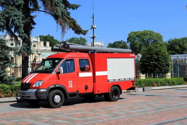 Egy Vörös Tűzoltóautó Áll Ukrán Verkhovna Rada Közelében Tűzoltók Érkeztek — Stock Fotó