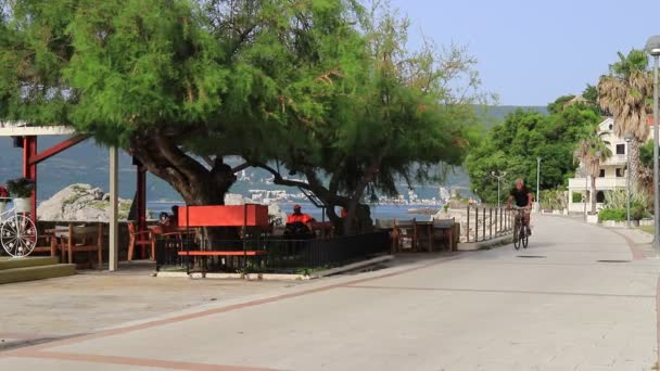 Ein Älterer Mann Radelt Frühen Morgen Der Bucht Von Kotor — Stockvideo