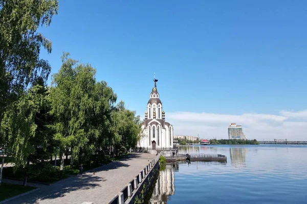 Embankment Con Una Bella Pietra Bianca Chiesa Cristiana Ortodossa Vicino — Foto Stock